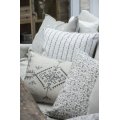 Ib Laursen Pudebetrk Beige Baggrund m/sorte Blomster