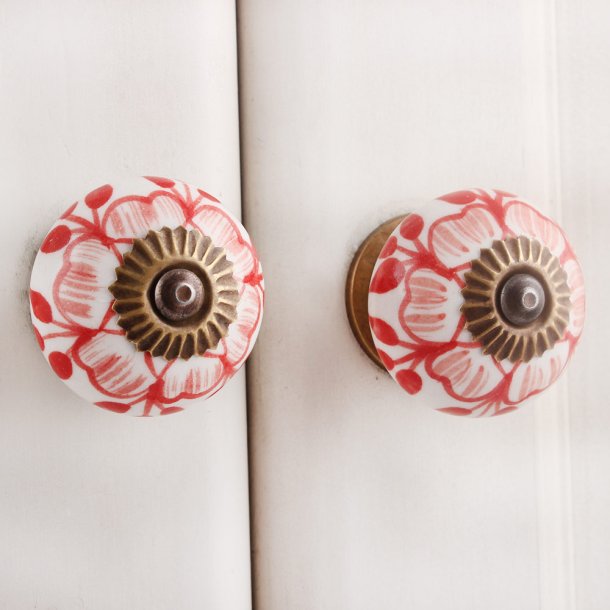 La Finesse, Hvid Knop Med R�d Sm�rblomst