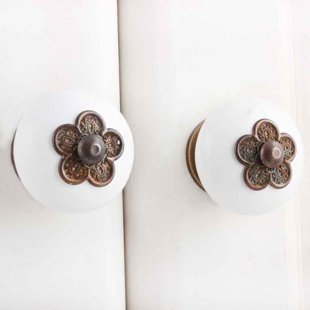 La Finesse Greb, Hvid Med Dekorativ Rosette